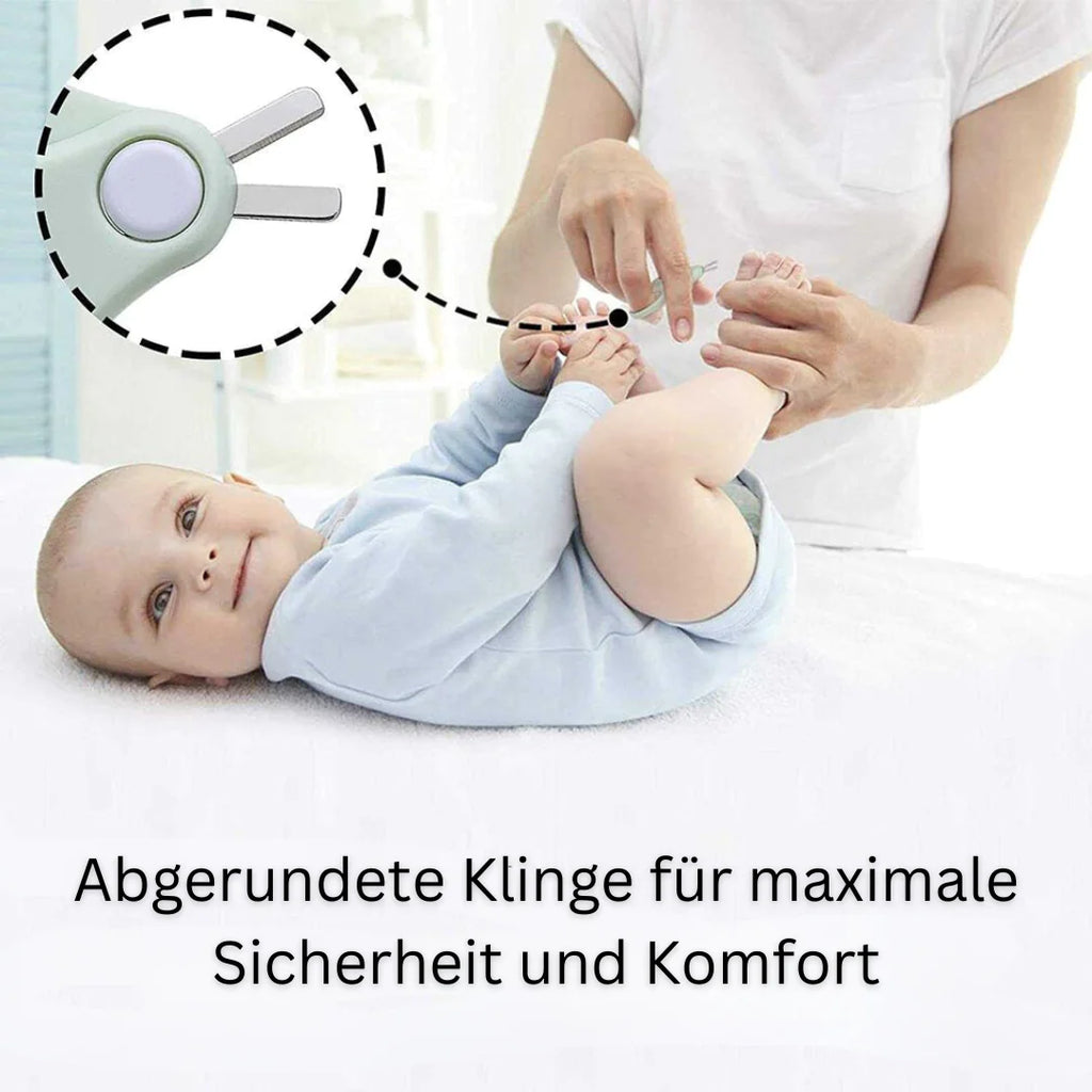 A baby lies on a changing table while an adult uses a rounded-tip nail clipper from the Gigi & Jade Kids Co. Baby Nail Care Set to trim the baby's fingernails. Text in German below the image says, "Abgerundete Klinge für maximale Sicherheit und Komfort," which translates to "Rounded blade for maximum safety and comfort.